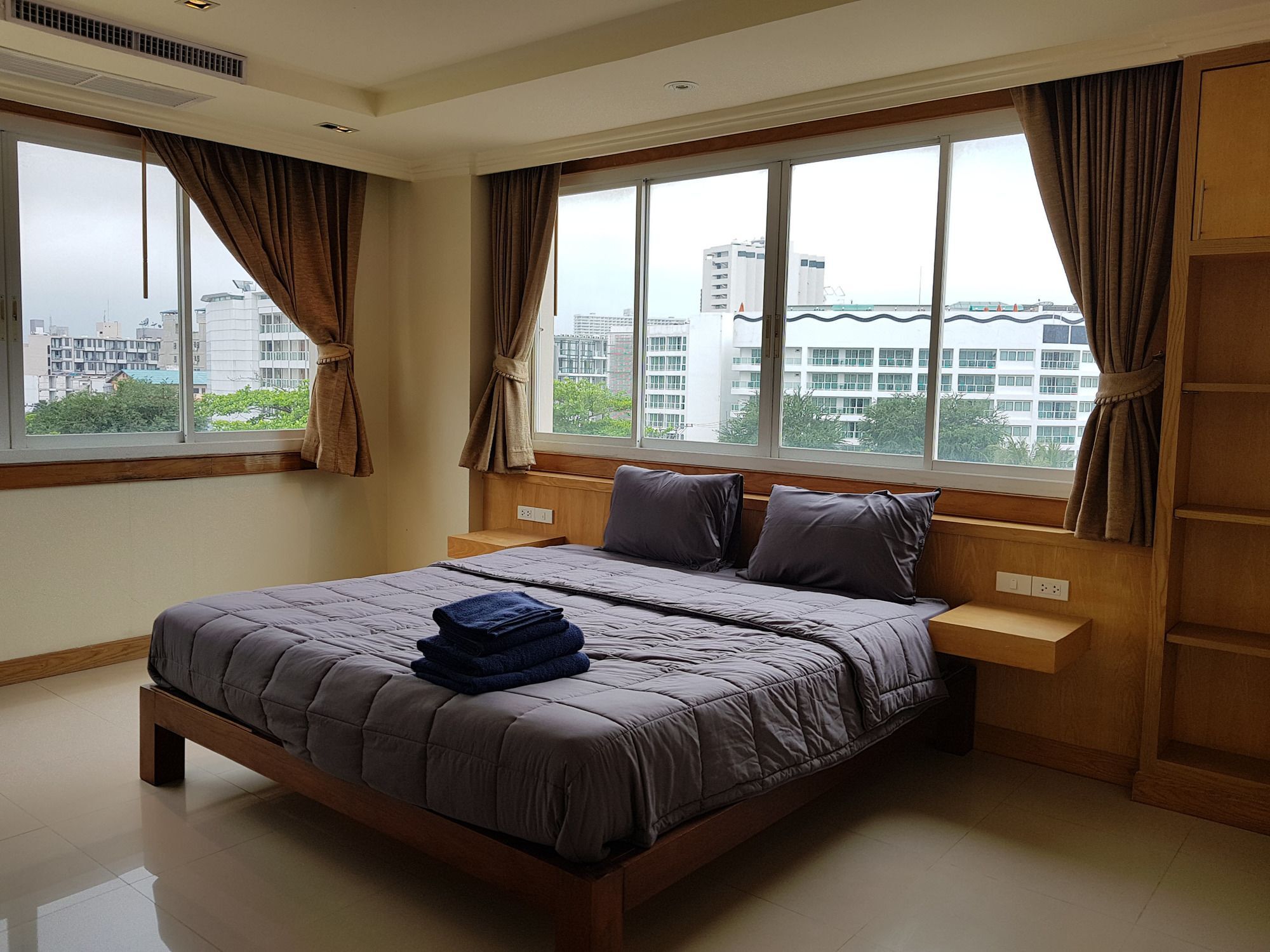A Large 2 Bedroom - 3 Baths 511 Downtown Hotel 3*